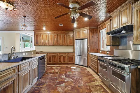 Kitchen - 5698 Old Bethel Rd, Crestview, FL 32536 photo 4 of 8