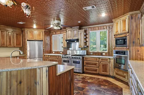 Kitchen - 5698 Old Bethel Rd, Crestview, FL 32536 photo 6 of 8