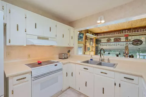 Kitchen - 110 Overview Dr, Crestview, FL 32539 photo 3 of 4
