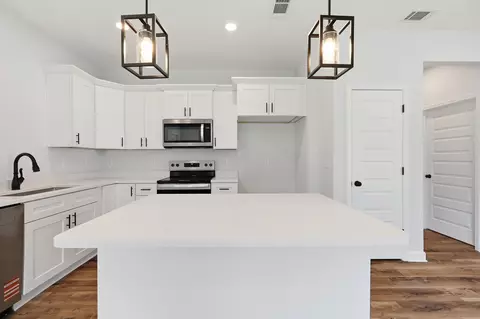 Kitchen - 2826 Blackbird Ct, Crestview, FL 32539 photo 2 of 4