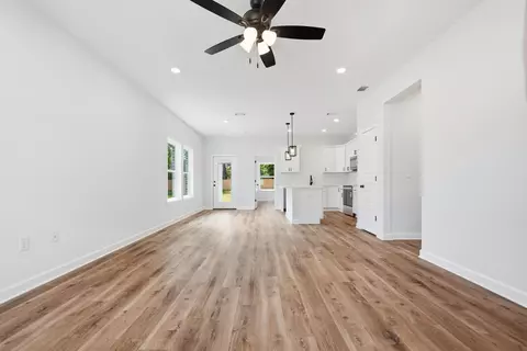 Living - 2826 Blackbird Ct, Crestview, FL 32539 photo 2 of 5