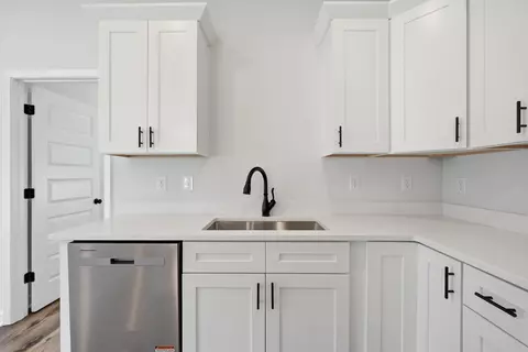 Kitchen - 2826 Blackbird Ct, Crestview, FL 32539 photo 3 of 4