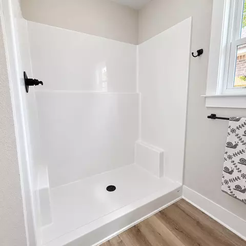 Bath - 880 E Walnut Ave, Crestview, FL 32539 photo 2 of 2