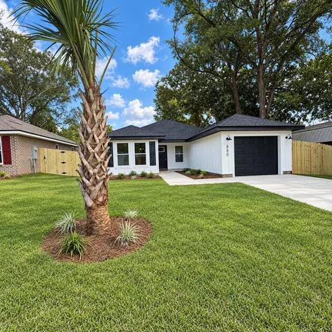Exterior - 880 E Walnut Ave, Crestview, FL 32539 photo 7 of 7
