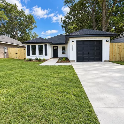 Exterior - 880 E Walnut Ave, Crestview, FL 32539 photo 2 of 7