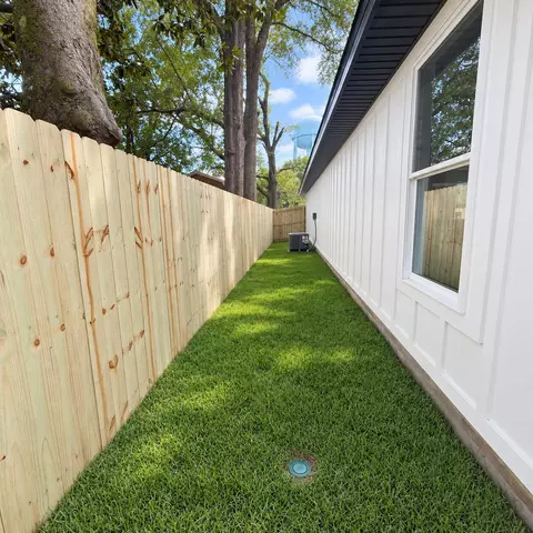 Exterior - 880 E Walnut Ave, Crestview, FL 32539 photo 5 of 7