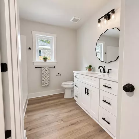 Bath - 880 E Walnut Ave, Crestview, FL 32539 photo 1 of 2
