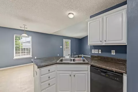 Kitchen - 3400 Skymaster Ct, Crestview, FL 32539 photo 4 of 6