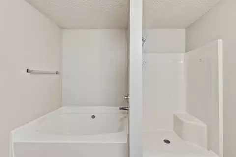 Bath - 3400 Skymaster Ct, Crestview, FL 32539 photo 2 of 3