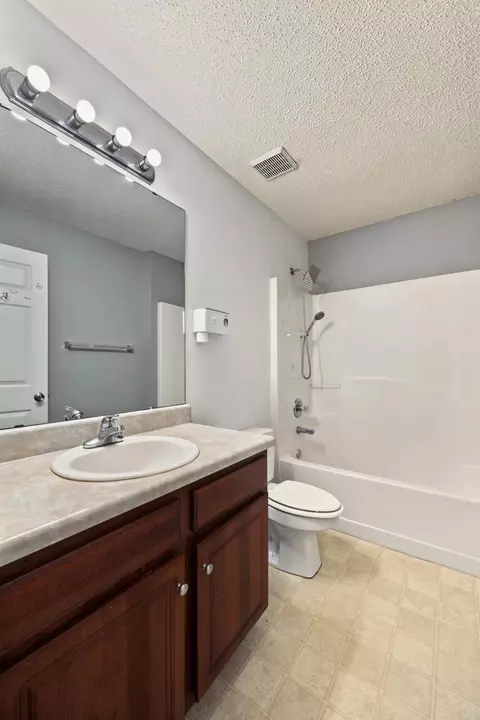 Bath - 3400 Skymaster Ct, Crestview, FL 32539 photo 3 of 3