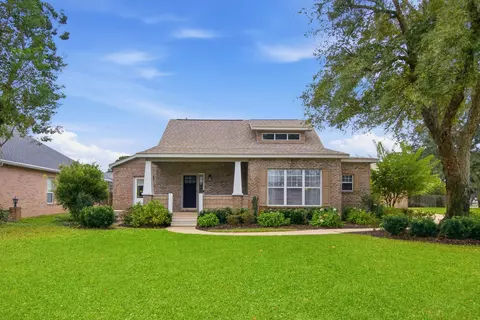 16 Shalimar Dr, Shalimar, FL 32579