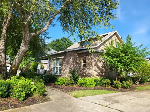 16 Shalimar Dr, Shalimar, FL 32579