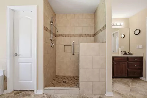 Bath - 6212 Lapis Ln, Crestview, FL 32539 photo 4 of 9