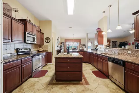 Kitchen - 6212 Lapis Ln, Crestview, FL 32539 photo 5 of 6