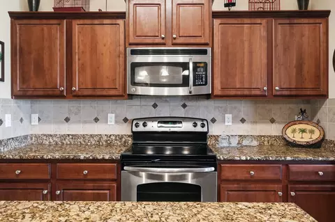 Kitchen - 6212 Lapis Ln, Crestview, FL 32539 photo 6 of 6