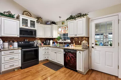 Kitchen - 635 Southside Dr, Holt, FL 32564 photo 3 of 6