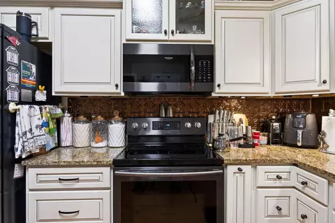 Kitchen - 635 Southside Dr, Holt, FL 32564 photo 4 of 6