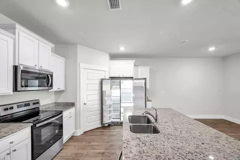 Kitchen - 5898 Danbury Blvd, Pace, FL 32571 photo 4 of 5