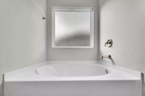 Bath - 5898 Danbury Blvd, Pace, FL 32571 photo 2 of 4