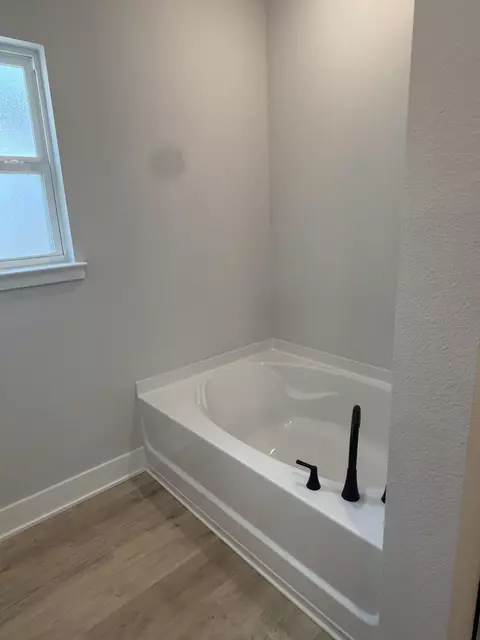 Bath - 2430 Aleia Ln, Crestview, FL 32536 photo 3 of 6