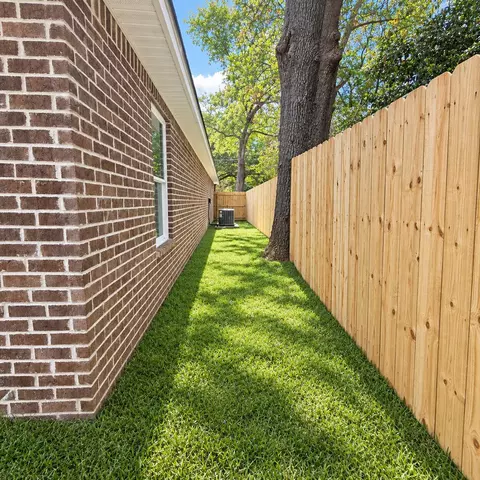 Exterior - 878 E Walnut Ave, Crestview, FL 32539 photo 6 of 7