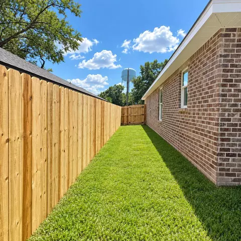 Exterior - 878 E Walnut Ave, Crestview, FL 32539 photo 5 of 7