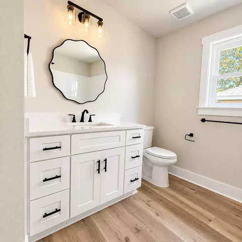 Bath - 878 E Walnut Ave, Crestview, FL 32539 photo 1 of 2