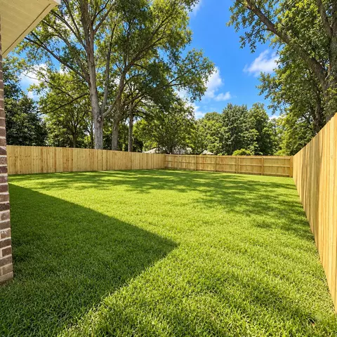 Exterior - 878 E Walnut Ave, Crestview, FL 32539 photo 4 of 7