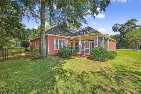 Exterior - 5833 Hunting Meadows Dr, Crestview, FL 32536 photo 7 of 10