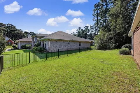 Exterior - 5833 Hunting Meadows Dr, Crestview, FL 32536 photo 9 of 10
