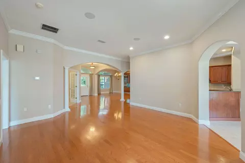 Living - 5833 Hunting Meadows Dr, Crestview, FL 32536 photo 2 of 9