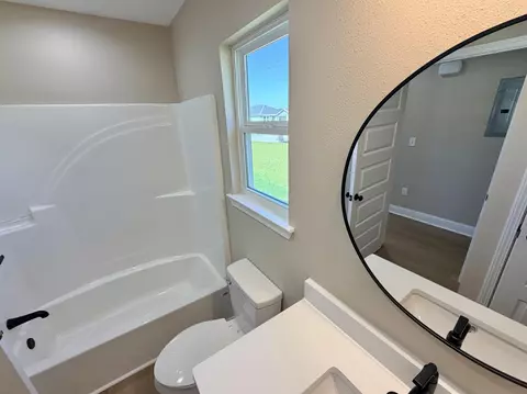 Bath - 5427 Bayleaf Dr, Crestview, FL 32539 photo 2 of 3