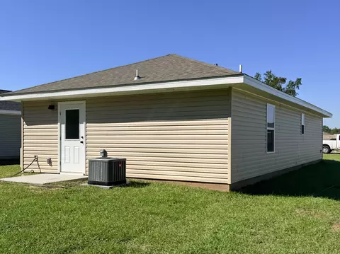 Exterior - 5427 Bayleaf Dr, Crestview, FL 32539 photo 4 of 5