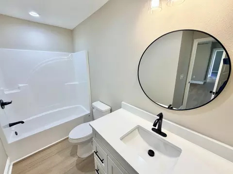 Bath - 5427 Bayleaf Dr, Crestview, FL 32539 photo 1 of 3