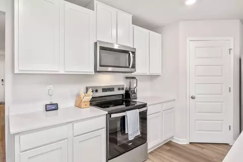 Kitchen - 335 Flounder St, Crestview, FL 32539 photo 4 of 5
