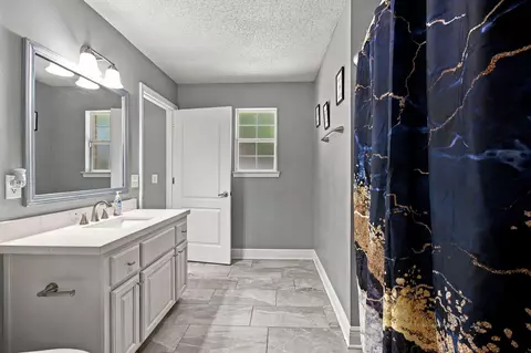 Bath - 658 Territory Ln, Crestview, FL 32536 photo 3 of 7