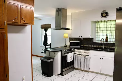 Kitchen - 5919 Pineforest Dr, Crestview, FL 32539 photo 5 of 5