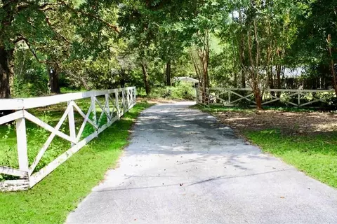 Exterior - 5919 Pineforest Dr, Crestview, FL 32539 photo 6 of 11