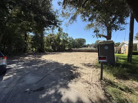Exterior - 9 5th St, Shalimar, FL 32579 photo 3 of 6
