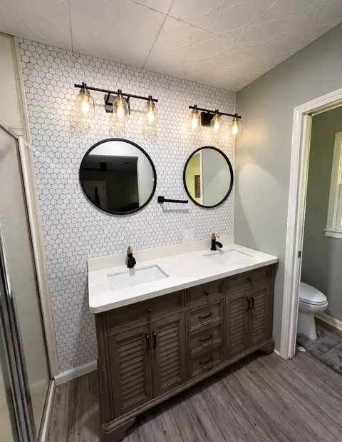 Bath - 6668 Maple St, Milton, FL 32570 photo 2 of 4