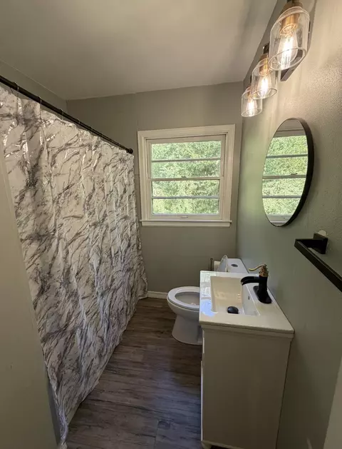 Bath - 6668 Maple St, Milton, FL 32570 photo 4 of 4