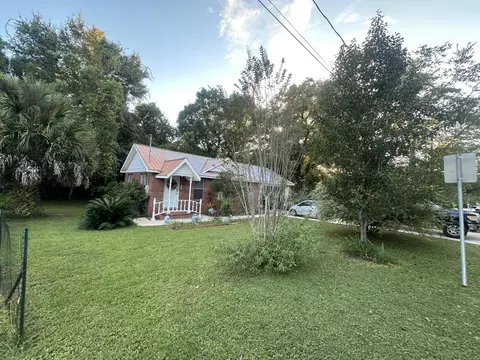 52 E Orange Ave, Defuniak Springs, FL 32435