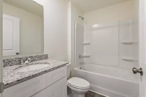 Bath - 4204 Challenger Blvd, Chipley, FL 32428 photo 2 of 2