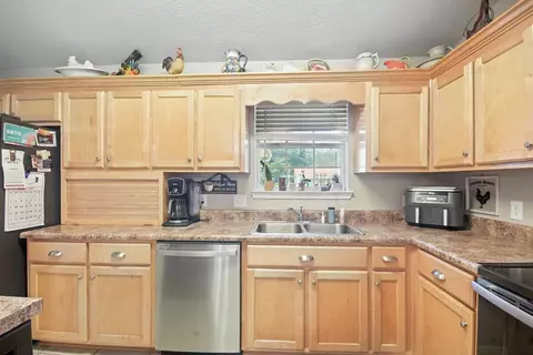 Kitchen - 4237 Melton Rd, Milton, FL 32583 photo 6 of 8