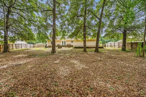 Exterior - 327 Lakeview Dr, Crestview, FL 32536 photo 8 of 9