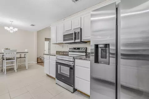 Kitchen - 327 Lakeview Dr, Crestview, FL 32536 photo 2 of 3