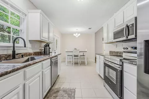 Kitchen - 327 Lakeview Dr, Crestview, FL 32536 photo 1 of 3