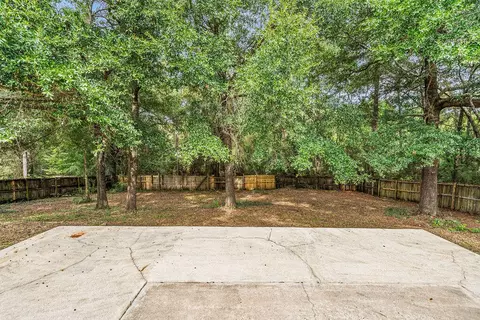 Exterior - 327 Lakeview Dr, Crestview, FL 32536 photo 6 of 9