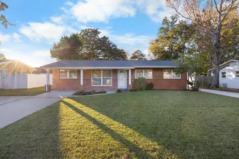 17 Mary Esther Dr, Mary Esther, FL 32569