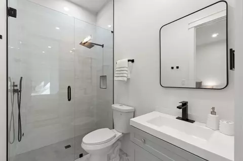 Bath - 708 Forest St, Destin, FL 32541 photo 3 of 11